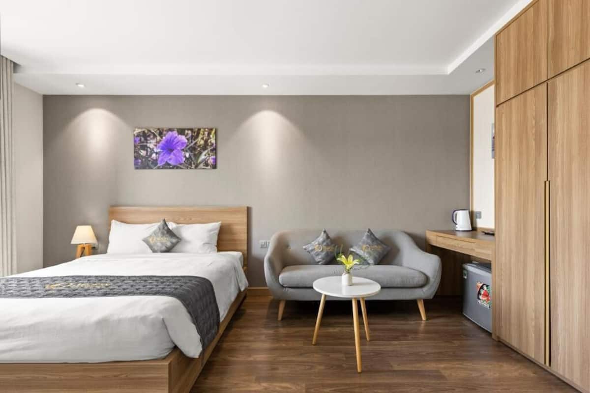 Premium bedding, pillow-top beds, minibar, in-room safe