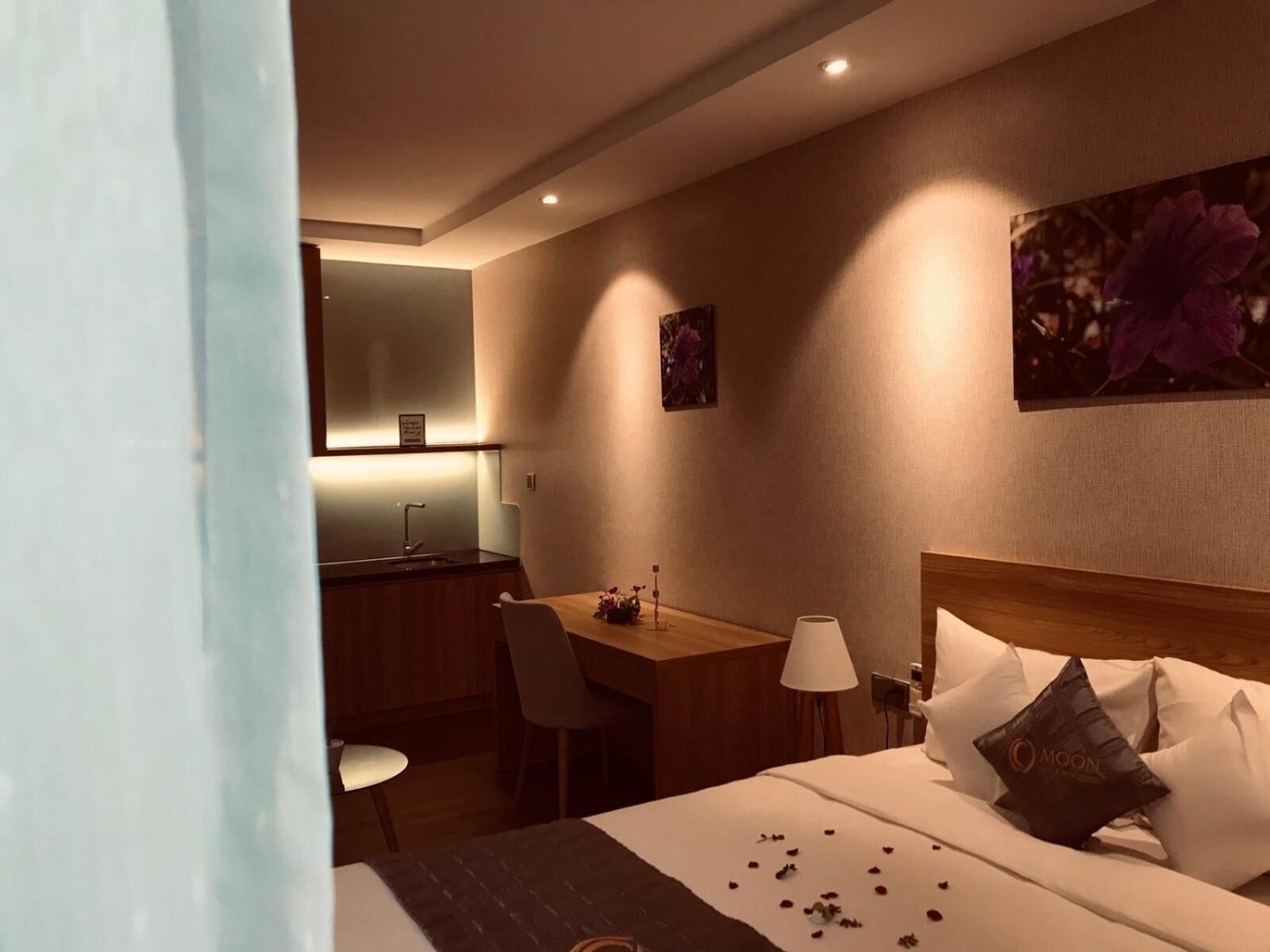 Ein Hotelzimmer mit Bett, Schreibtisch, Stuhl und Nachttisch.