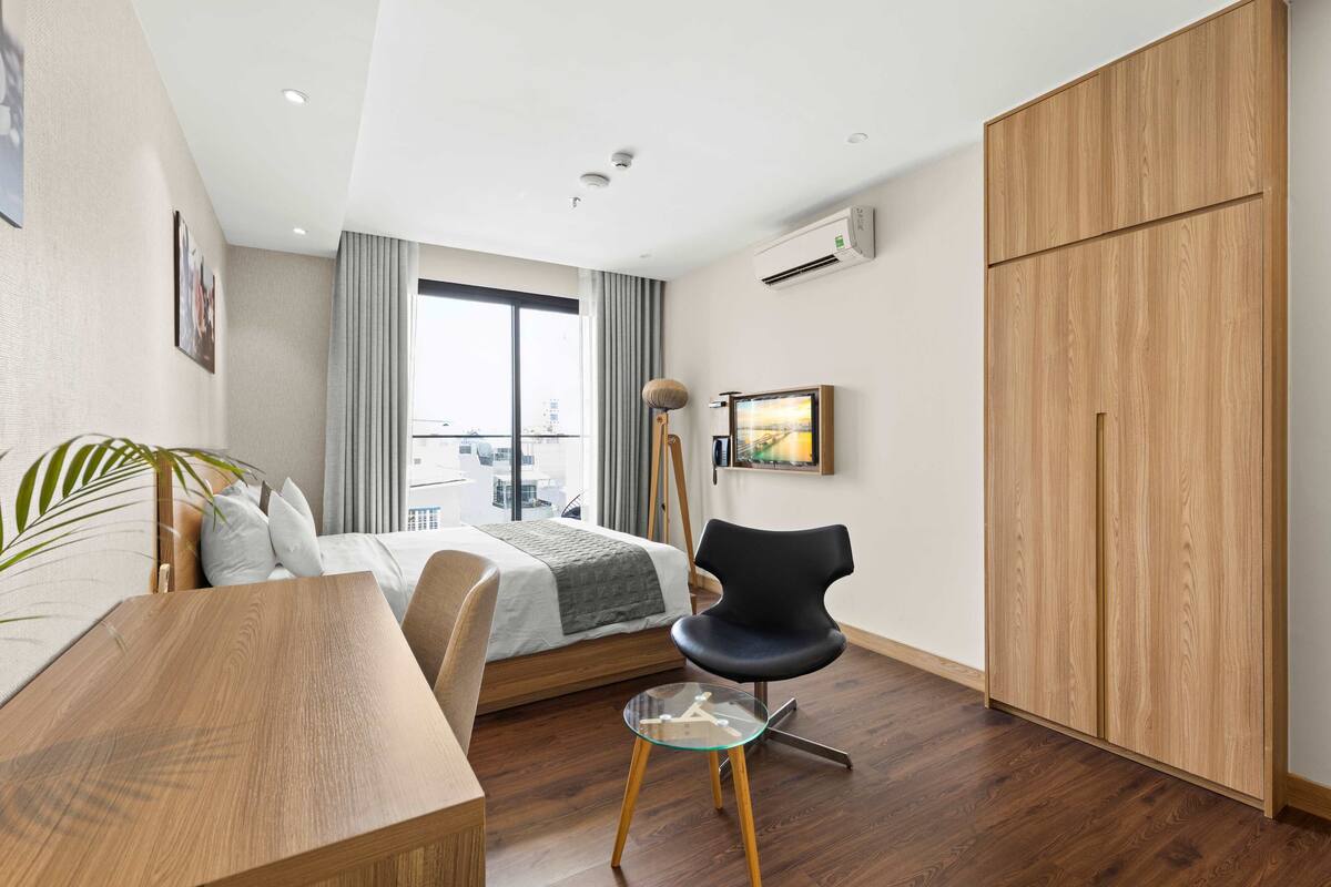 Premium bedding, pillow-top beds, minibar, in-room safe