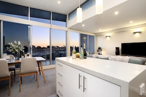 Executive Penthouse, 2 Queen Beds, Non Smoking | In-room dining
