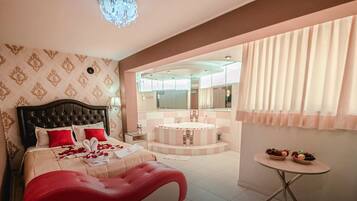 Standard Studio Suite, 1 King Bed | Free WiFi, bed sheets