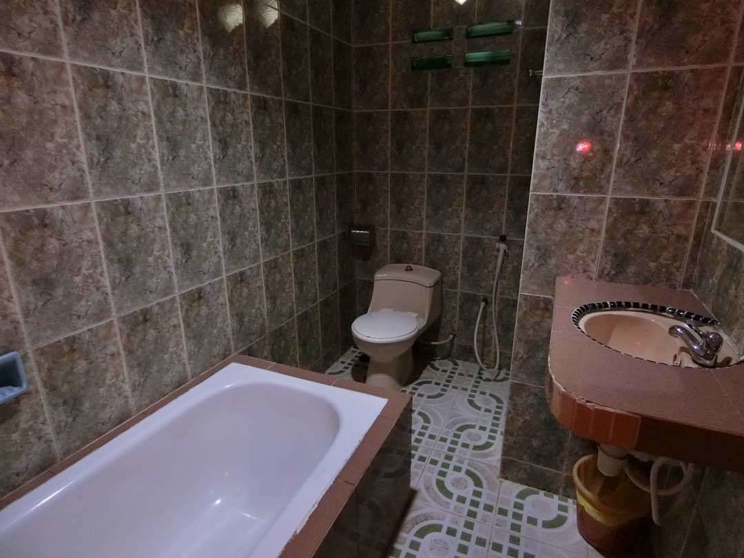 Une salle de bain avec une baignoire, des toilettes et un lavabo.
