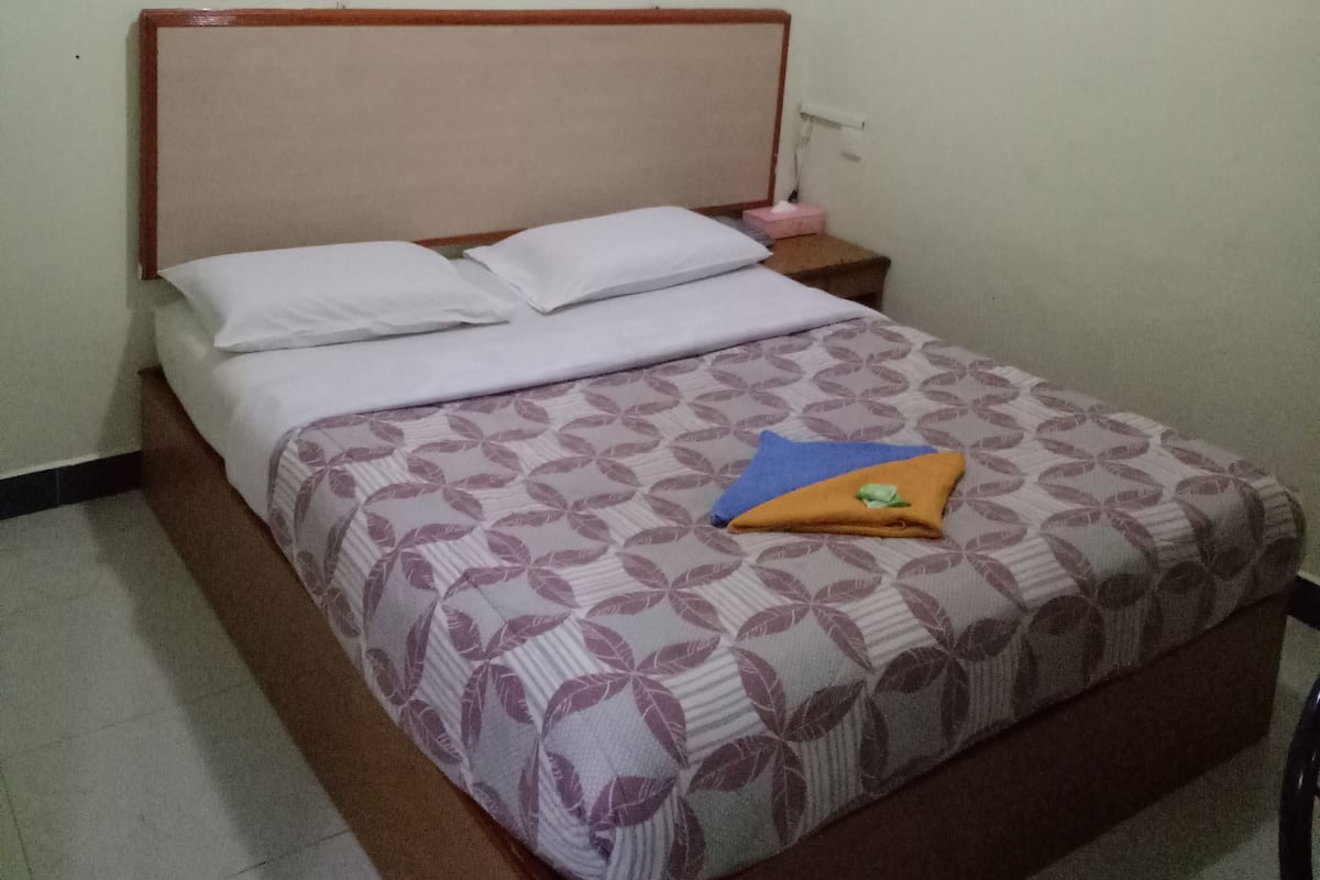 Standard Room | Desk, rollaway beds, free WiFi