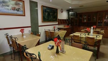Der serveres morgenmad og indonesiske retter