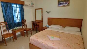 Desk, rollaway beds, free WiFi