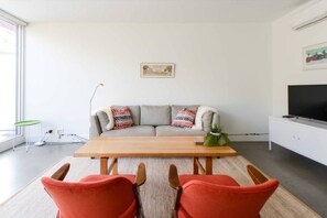 Loftsleilighet – deluxe, 2 queensize-senger, ikke-røyk | Oppholdsområde | En 55-tommers Flatskjerm-TV med digitale kanaler samt TV og Netflix