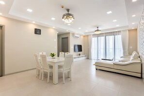 Comfort-Apartment, 3 Schlafzimmer, Turm | Wohnzimmer | Flachbildfernseher