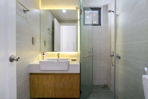 Douche, articles de toilette gratuits, sèche-cheveux, chaussons