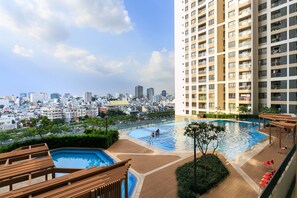 Outdoor pool - Saigon Apartment The Gold View (Ho Chi Minh City)