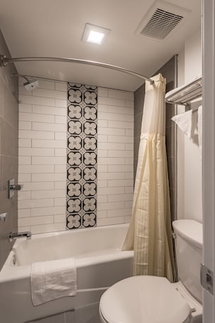 Deluxe Room, 1 King Bed, Non Smoking | Bathroom. Plaza Inn
