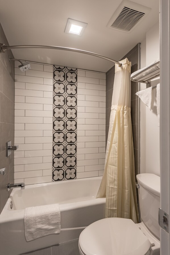 Deluxe Room, 1 King Bed, Non Smoking | Bathroom - Plaza Inn (South Gate)