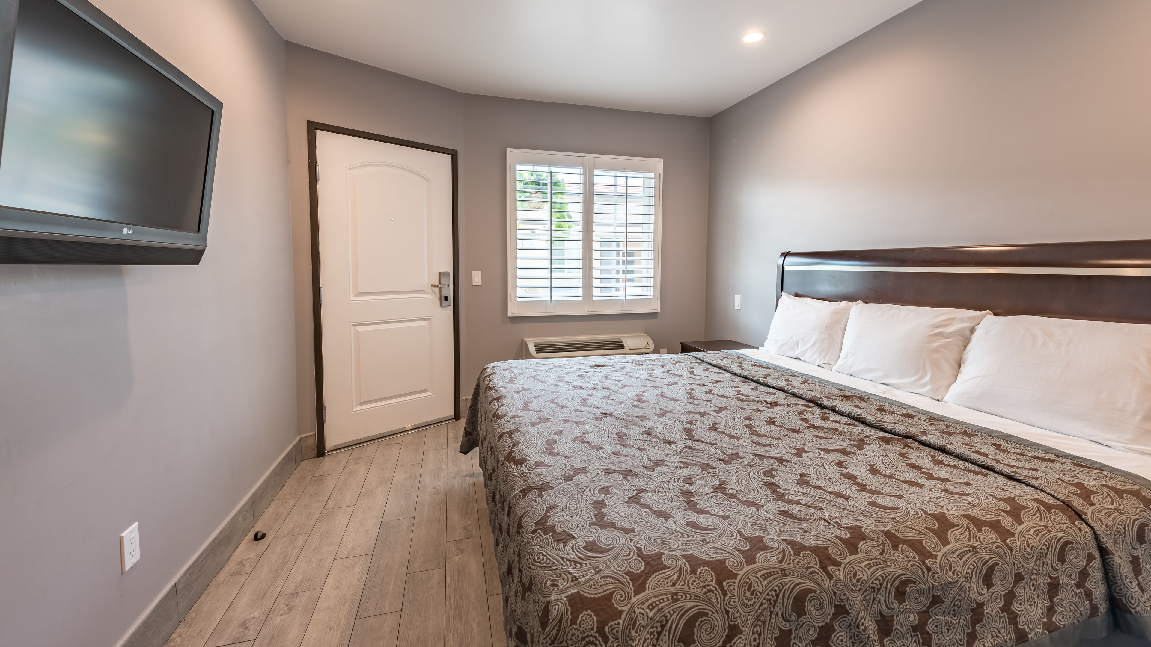 Economy Room, 1 King Bed, Non Smoking | Free WiFi, bed sheets