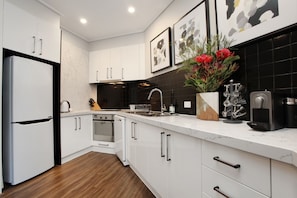 Apartamento design, 2 camas Queen, para não fumantes | Cozinha privada | Geladeira grande, micro-ondas, fogão, cooktop