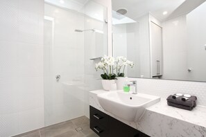 Design Apartment, 2 Queen Beds, Non Smoking | Bathroom | Shower, free toiletries, hair dryer, towels - StayCentral - Little Collins (CBD) (Melbourne)