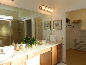 Villa Familiale, côté jardin | Équipements de salle de bain | Douche à « effet pluie », sèche-cheveux, bidet, serviettes fournies