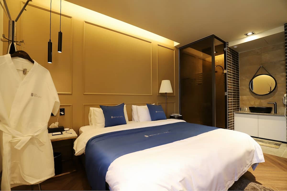 1 bedroom, individually decorated, individually furnished, soundproofing