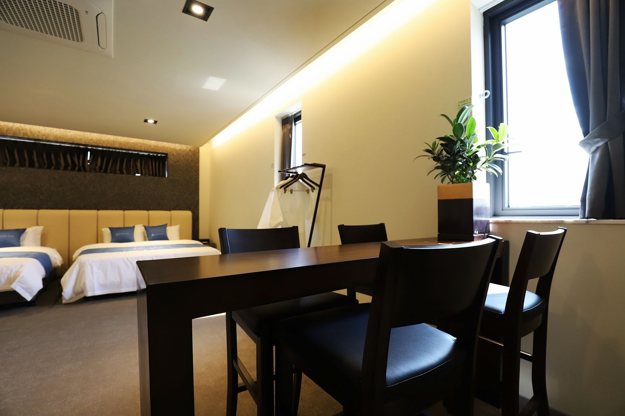 suite | individually decorated, individually furnished, soundproofing, free wifi