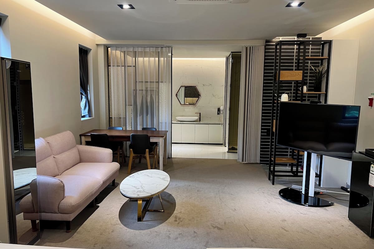 1 bedroom, individually decorated, individually furnished, soundproofing