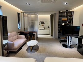 Family Suite | Individually decorated, individually furnished, soundproofing, free WiFi