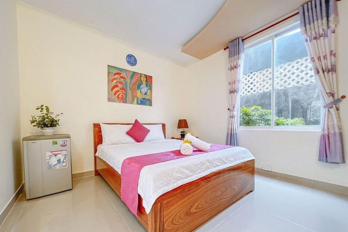 Minibar, desk, soundproofing, WiFi (free)