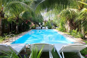 Una piscina al aire libre