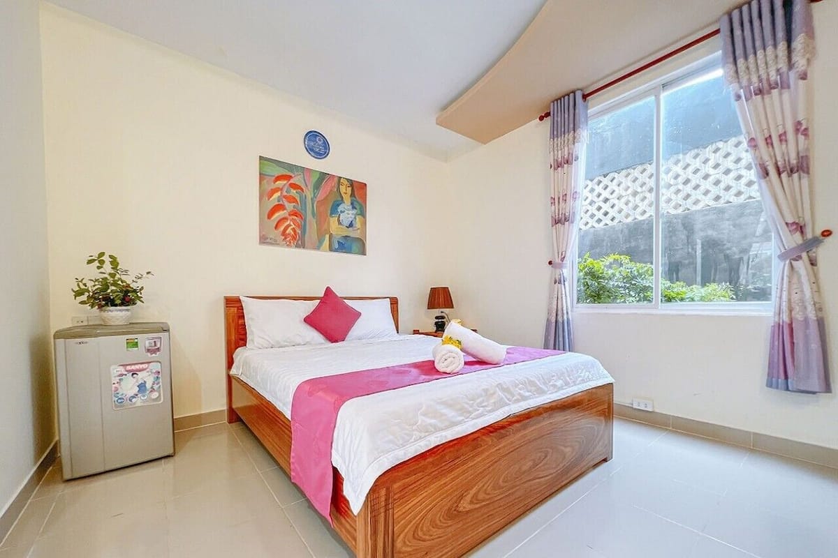 Double Room Single Use | Bathroom | Combined shower/tub, deep soaking tub, free toiletries, bathrobes