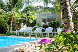 Una piscina al aire libre