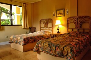 Quarto superior | Frigobar, Wi-Fi de cortesia, roupa de cama