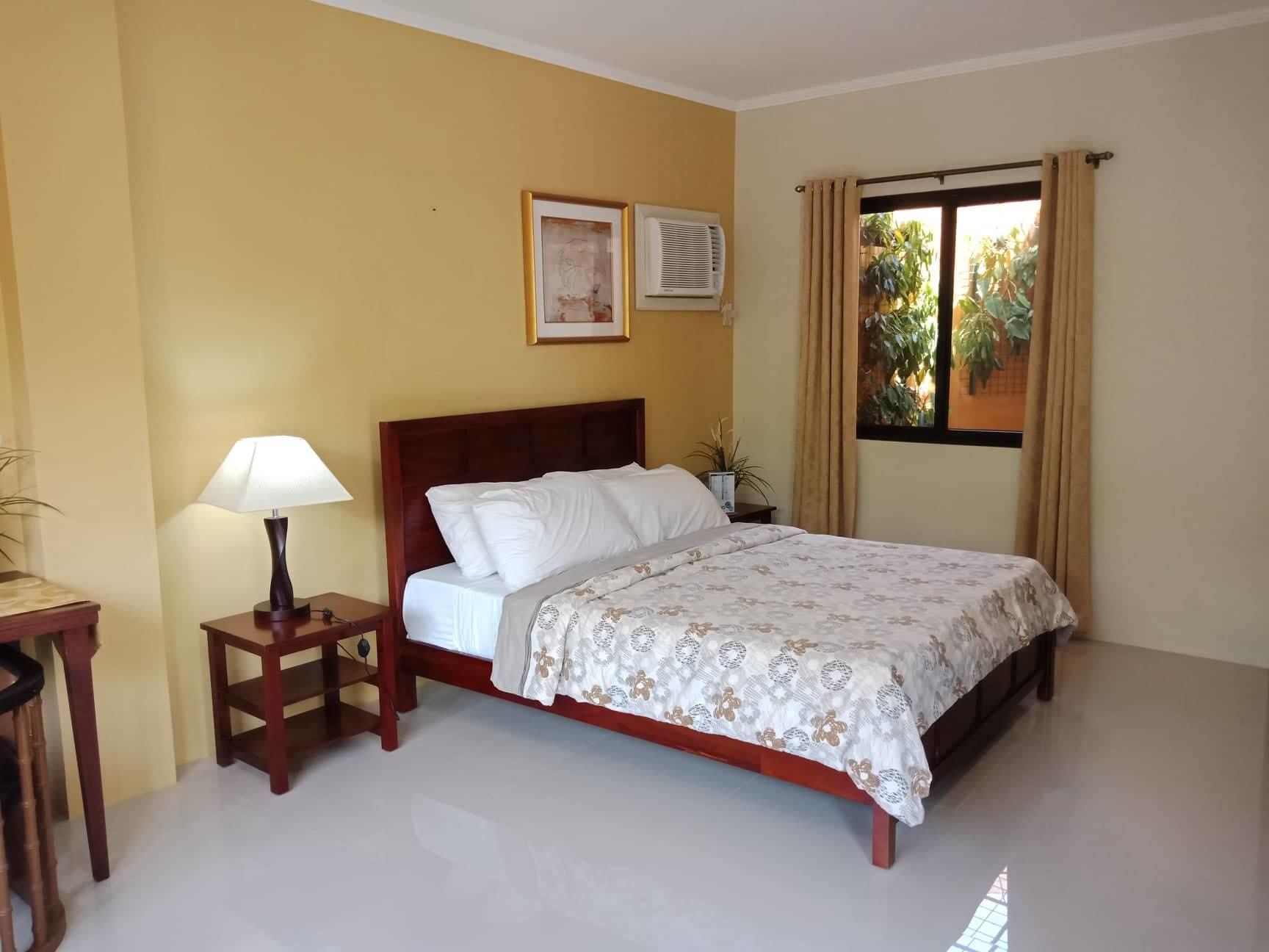 Executive Suite, 1 Queen Bed | Minibar, free WiFi, bed sheets