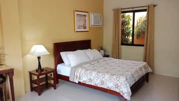 Executive Suite, 1 Queen Bed | Minibar, free WiFi, bed sheets