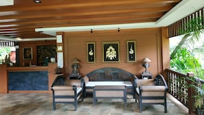 Lobby sitting area - Tonkao Resort (Na Yong)