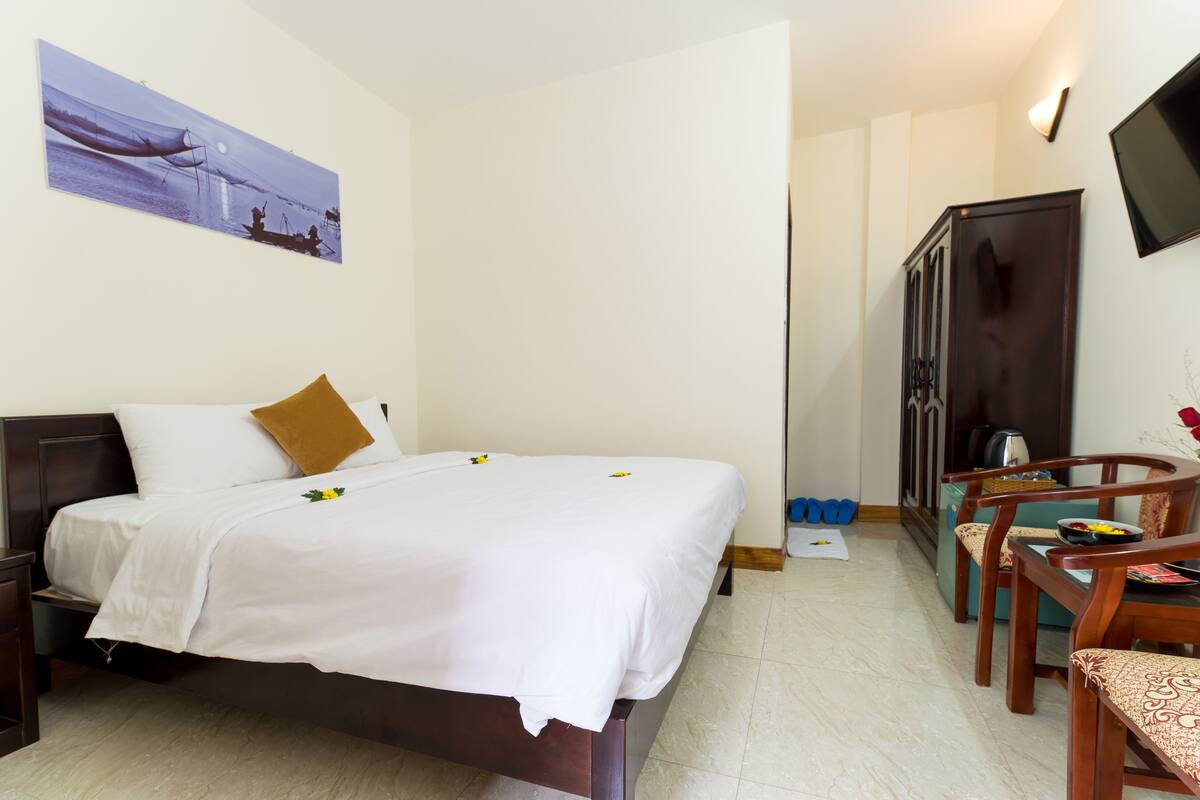 Superior Double Room, 1 Queen Bed, Non Smoking | Minibar, desk, blackout curtains, soundproofing