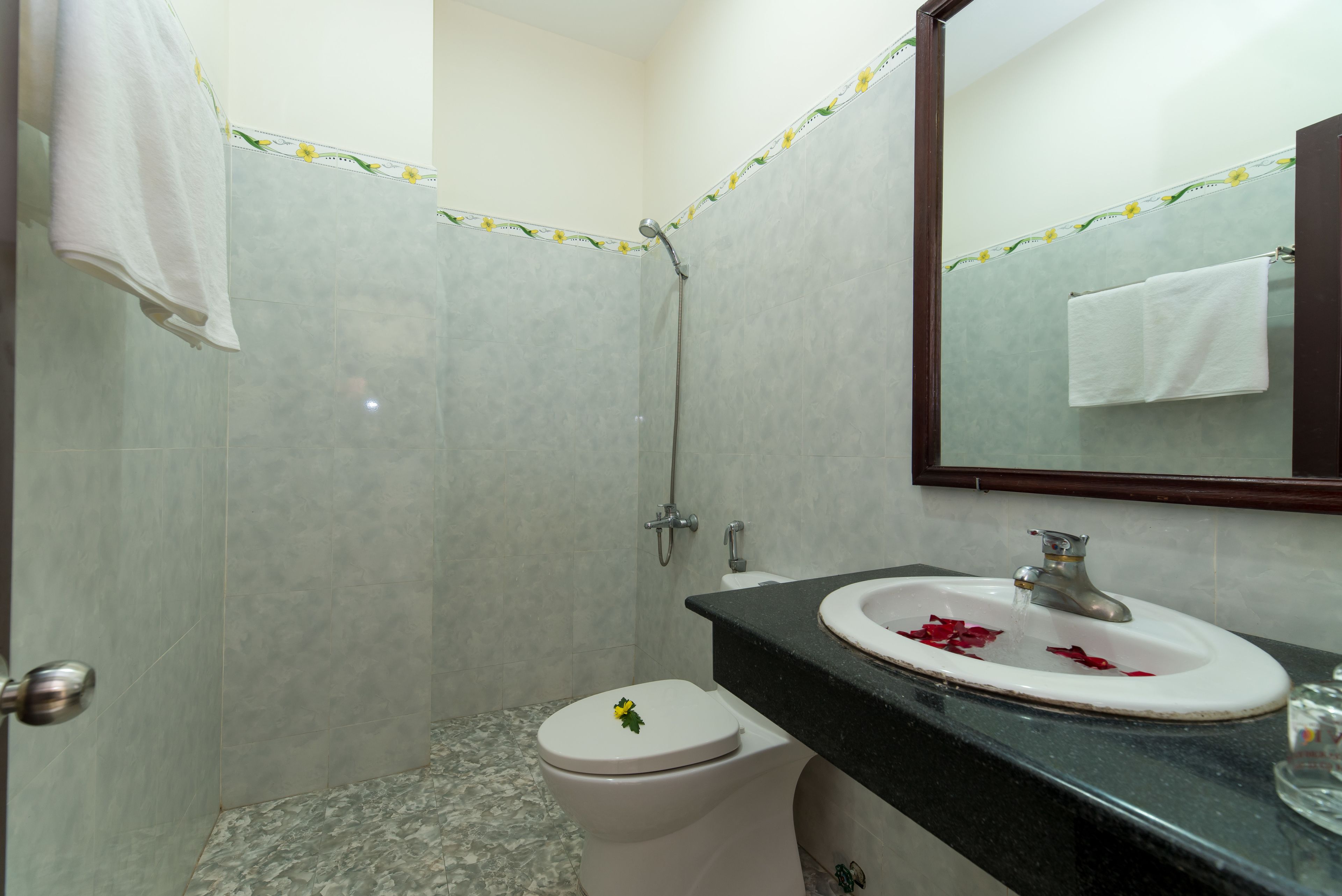 Family Room | Bathroom | Shower, rainfall showerhead, free toiletries, hair dryer