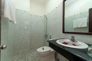 Habitación familiar | Baño | Regadera, regadera tipo lluvia, amenidades de baño gratuitas 