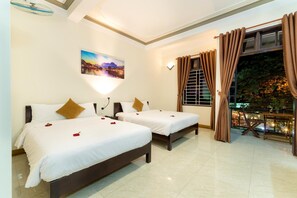 Minibar, desk, blackout curtains, soundproofing - Hoa Thu Homestay (Da Nang)