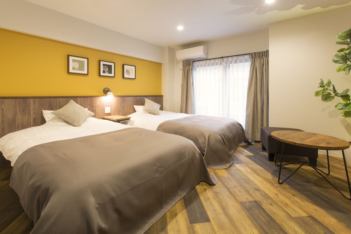 Twin Room, Non Smoking | Down comforters, in-room safe, individually decorated