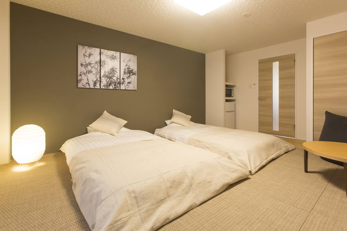 Traditional Twin Room, Non Smoking | Down duvets, in-room safe, desk, free WiFi
