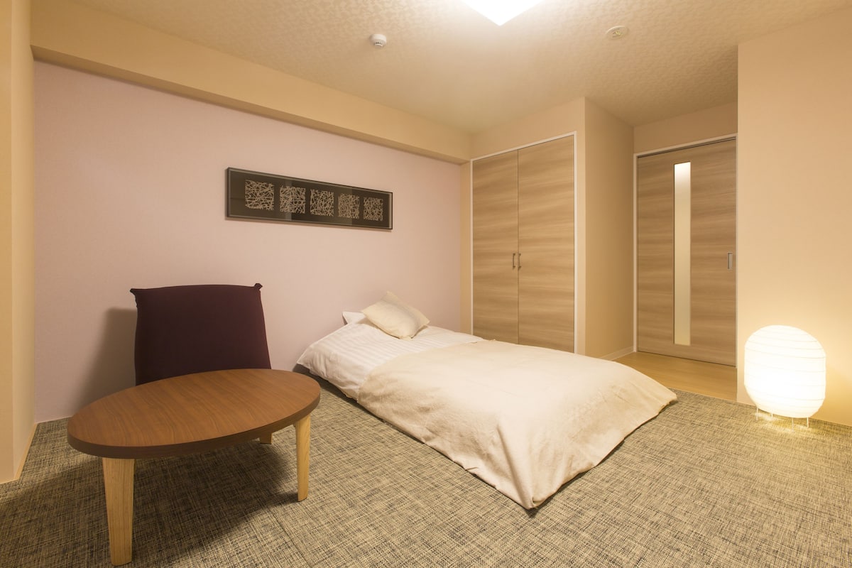 Double Room, Non Smoking | Down comforters, in-room safe, individually decorated