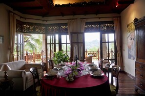Room service – dining - Gunung Paradis Retreat (Seririt)