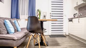 Business-Apartment, KĂŒche | Wohnbereich | Flachbildfernseher