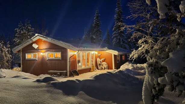 A wooden cabin with a porch, surrounded by snow-covered trees. - Holiday Home Fjätervålen Fjätstigen (Sarna)
