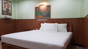 書桌、摺床/加床 (收費)、免費 Wi-Fi