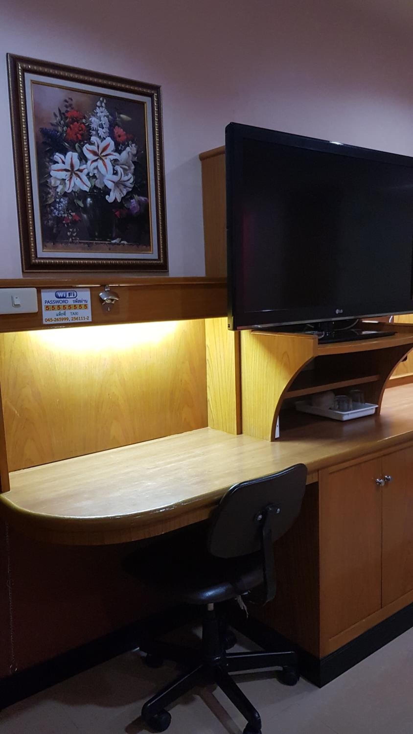 desk, rollaway beds, free wifi