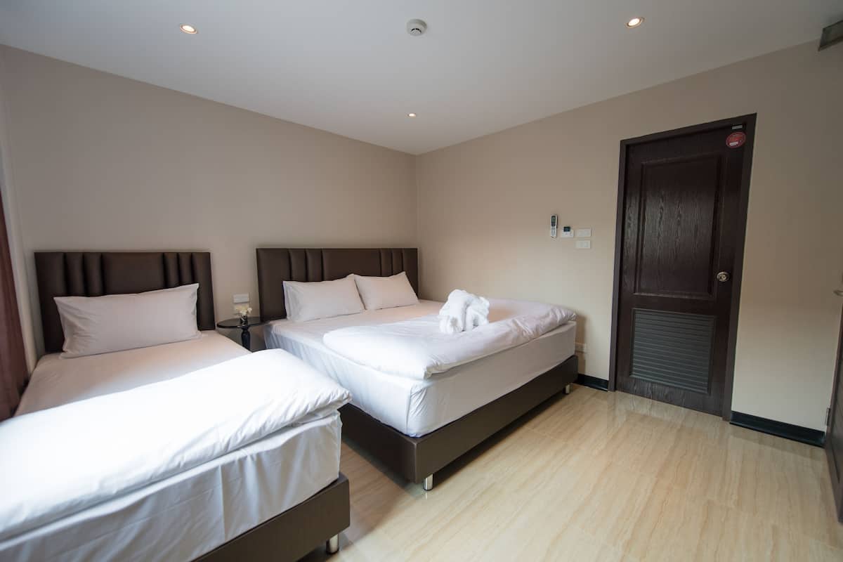 Hypo-allergenic bedding, desk, free WiFi, bed sheets
