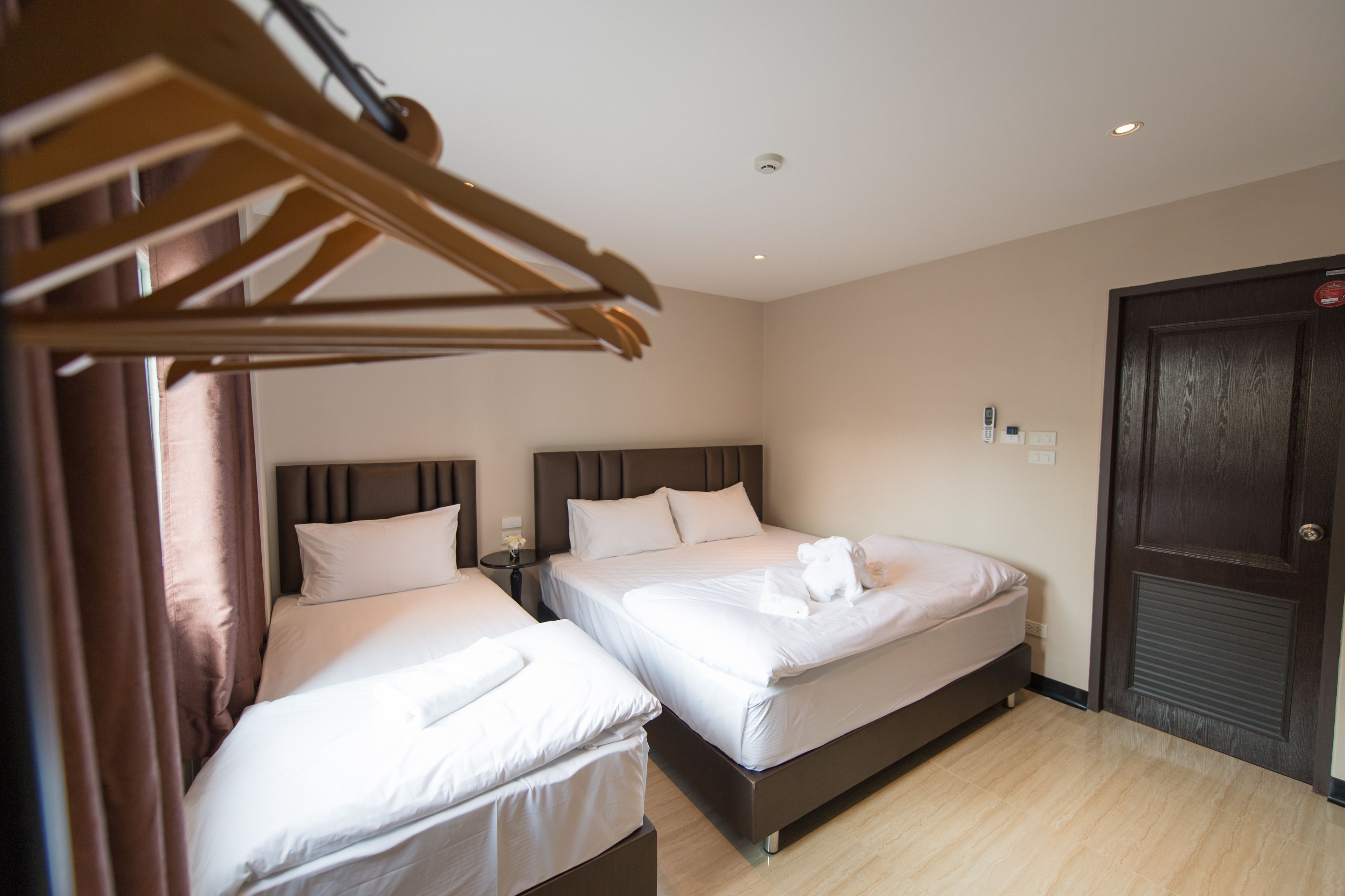 family room | 1 bedroom, hypo-allergenic bedding, desk, free wifi