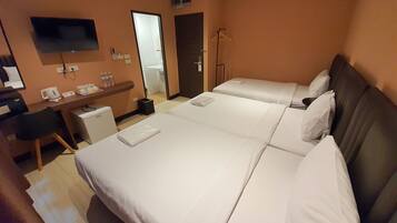 Kolmen hengen economy-huone | Allergiatestatut vuodevaatteet, työpöytä, ilmainen Wi-Fi, vuodevaatteet