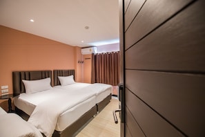 Hypo-allergenic bedding, desk, free WiFi, bed sheets