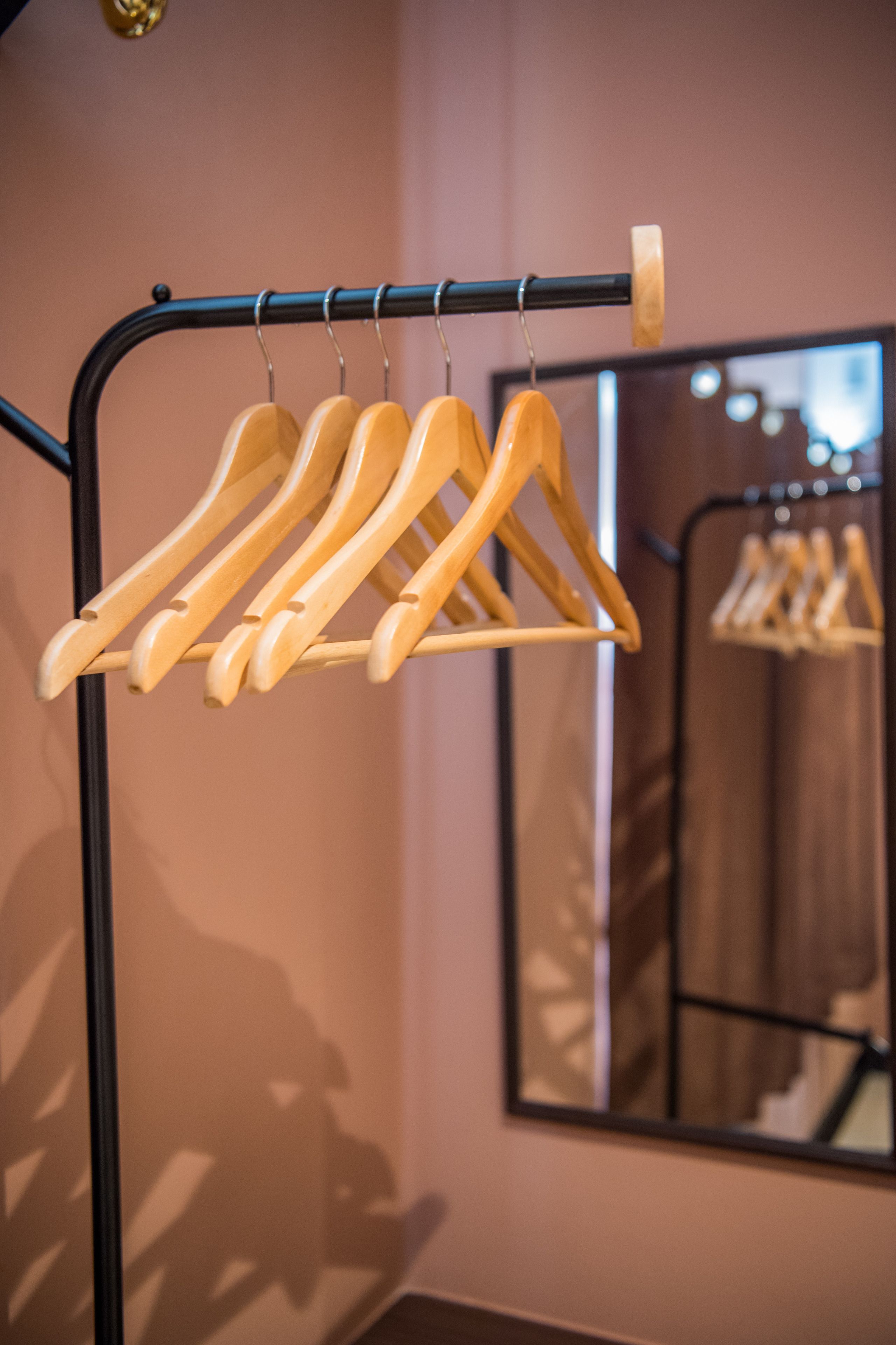 1 bedroom, hypo-allergenic bedding, desk, free wifi