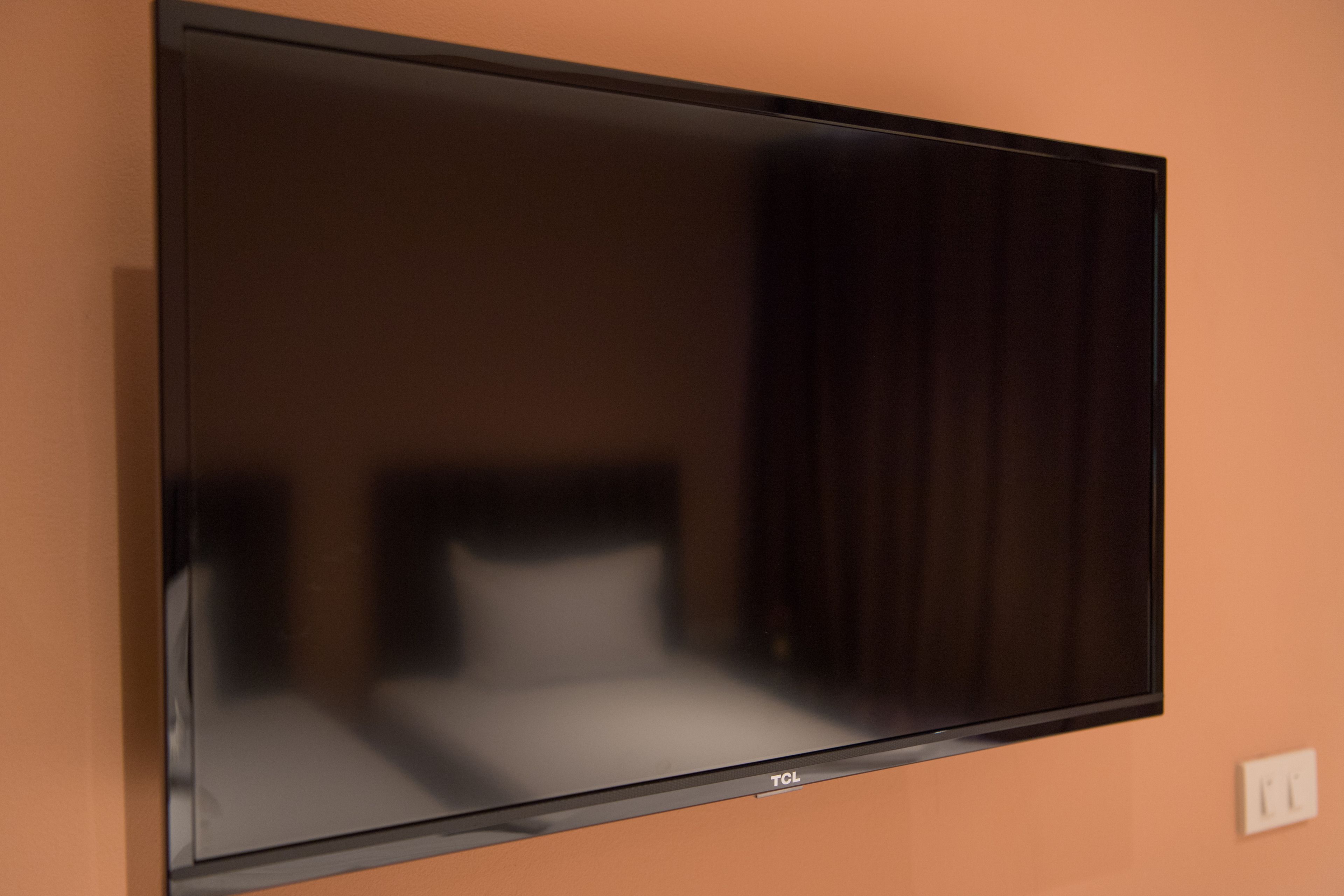 1 bedroom, hypo-allergenic bedding, desk, free wifi