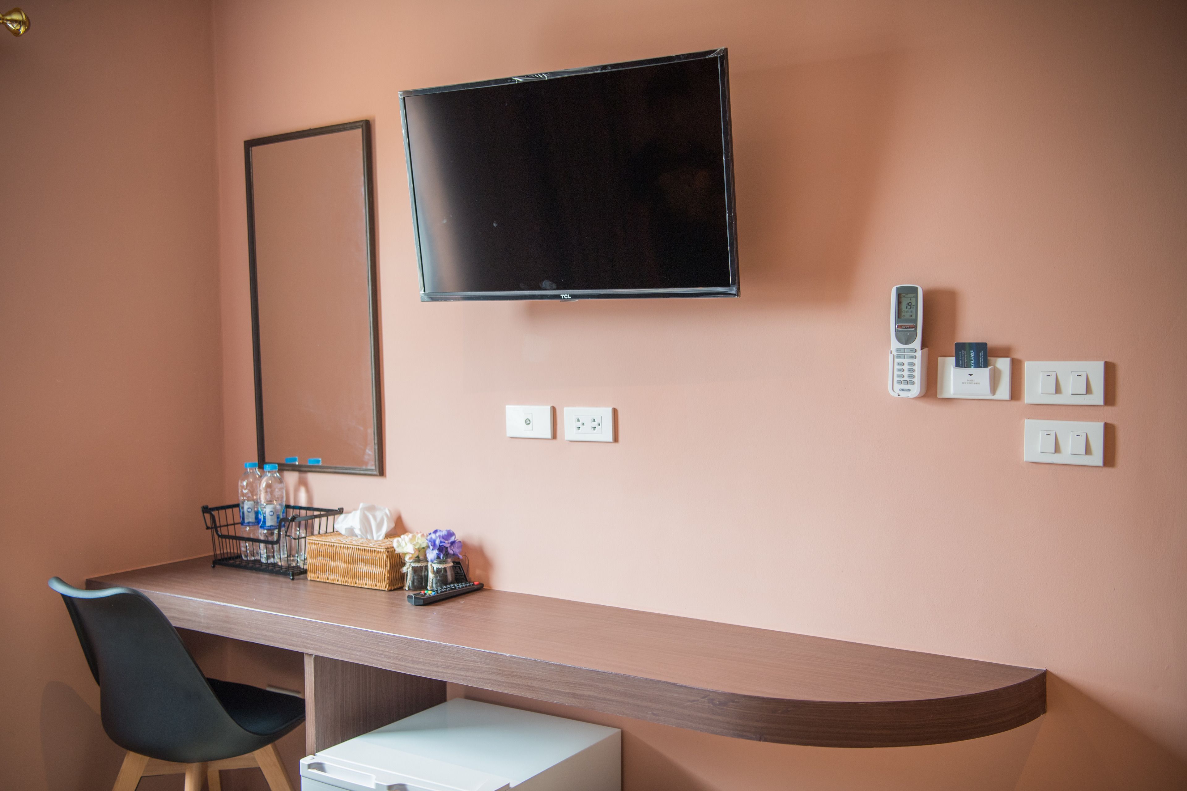 1 bedroom, hypo-allergenic bedding, desk, free wifi